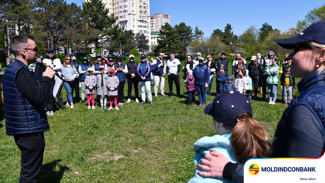 Команда Moldindconbank присоединилась к акции сбора мусора в парке на улице Хиподромулуй в Кишиневе