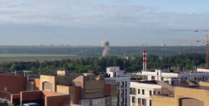 (ВИДЕО) В Москве несколько дронов попали в жилые дома. Беспилотники сбили и над Рублевкой