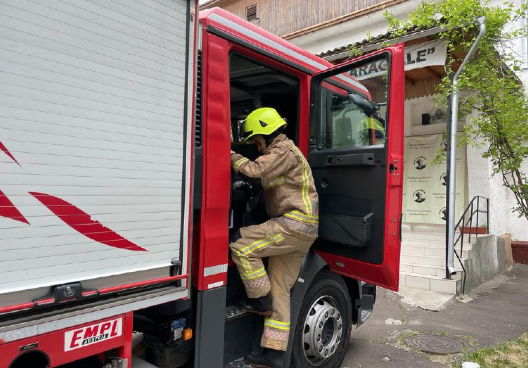 (ФОТО) В Кишиневе в театральной гимназии произошел пожар