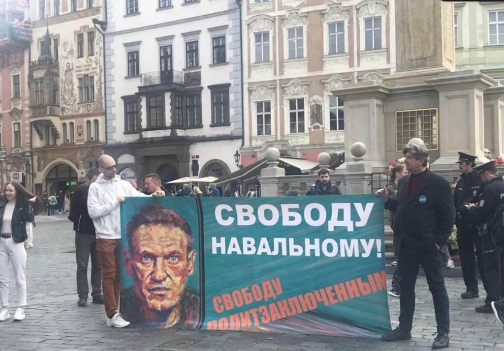 FOTO O copie a celulei lui Navalnîi, amplasată în centrul orașului Praga: "Aici ar trebui să stea Putin"