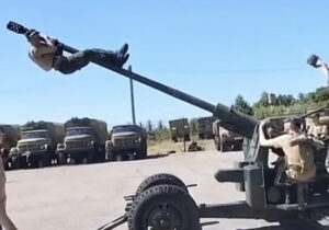 VIDEO Un tun antiaerian, folosit de soldații moldoveni pe post de carusel. Reacția Ministerului Apărării