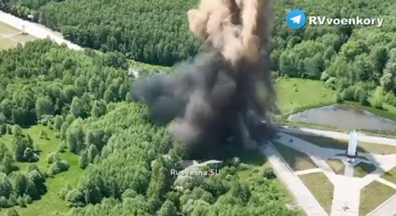 ВИДЕО) Россияне взорвали дорогу в Черниговской области Украины у границы с  РФ. «Опасаются наступления на Брянск» - NewsMaker