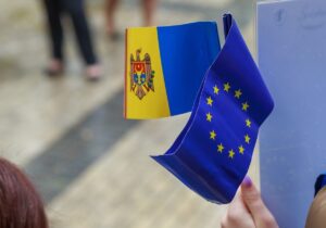 Guvernul dăruiește primăriilor din Moldova steagul UE. Drapelul va putea fi arborat alături de cel național