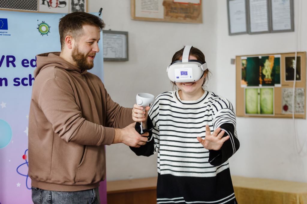 (ФОТО) Пять школ в Приднестровье получат  от Евросоюза очки виртуальной реальности