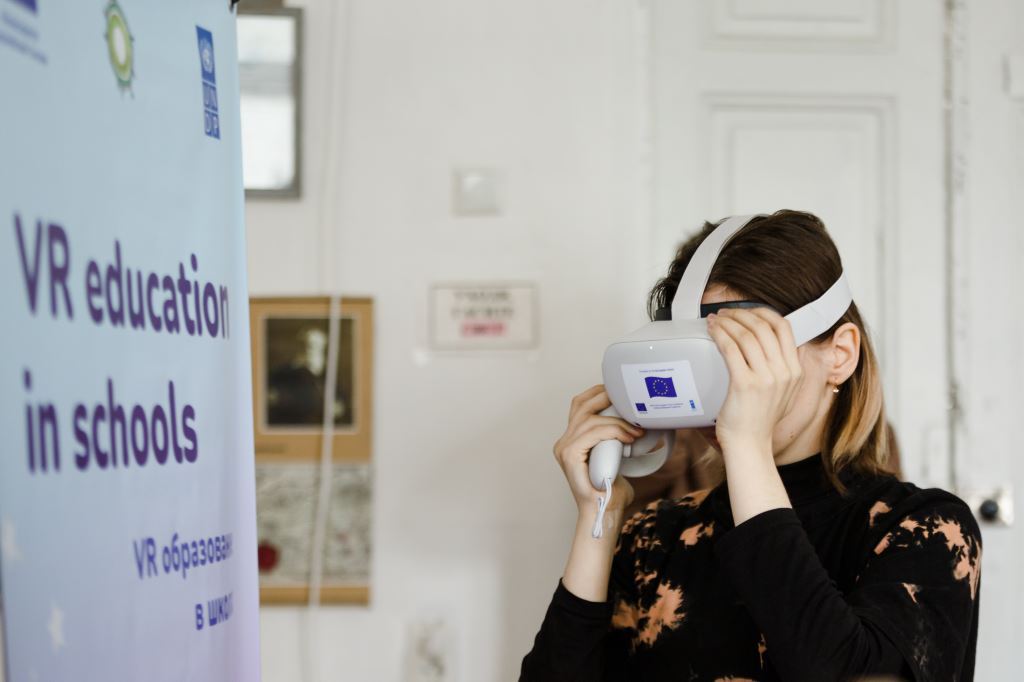 FOTO Ochelari pentru realitate virtuală în 5 școli din stânga Nistrului. Elevii îi utilizează la lecțiile de engleză, geografie, istorie sau design