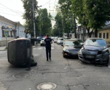 В центре Кишинева столкнулись три автомобиля. Один человек пострадал