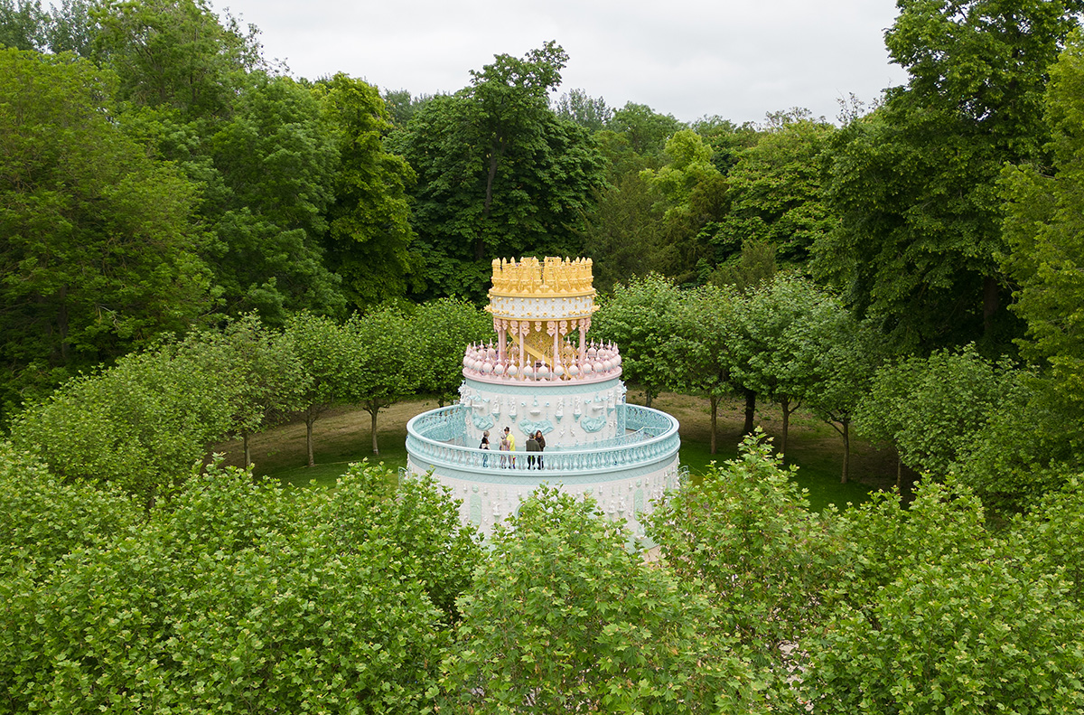(ФОТО) В Великобритании установили 12-метровую фигуру свадебного торта