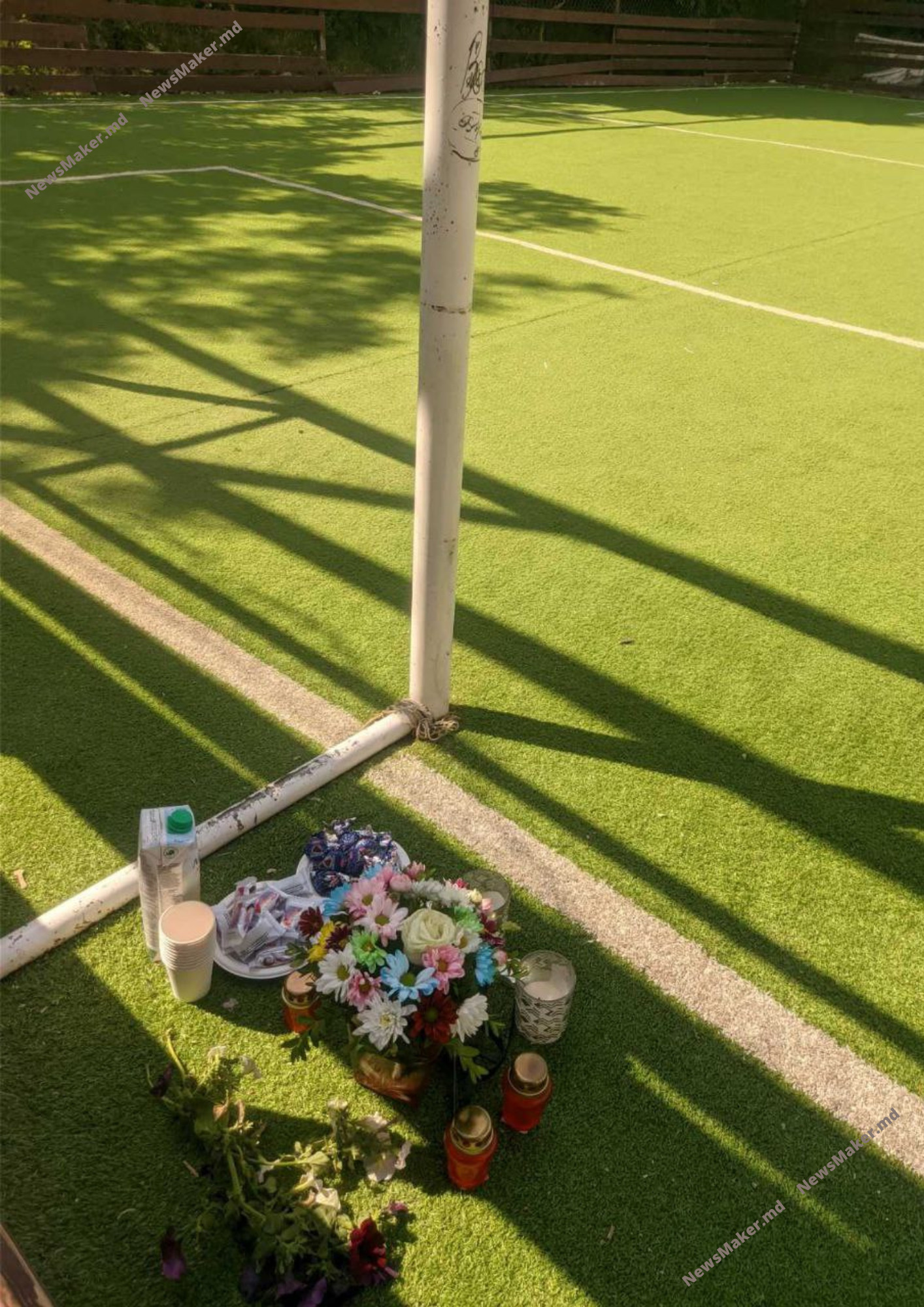 FOTO Flori și lumânări pe terenul de fotbal, unde un adolescent a fost strivit de o poartă