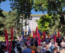 (ФОТО) Депутаты обсудят переименование Дня Победы. Перед зданием парламента начался протест