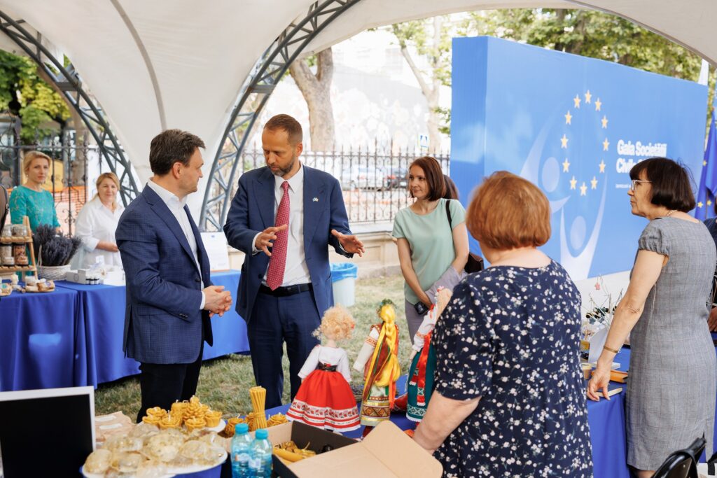 Delegația UE a oferit premii pentru organizațiile societății civile din Republica Moldova. Cine sunt premianții?