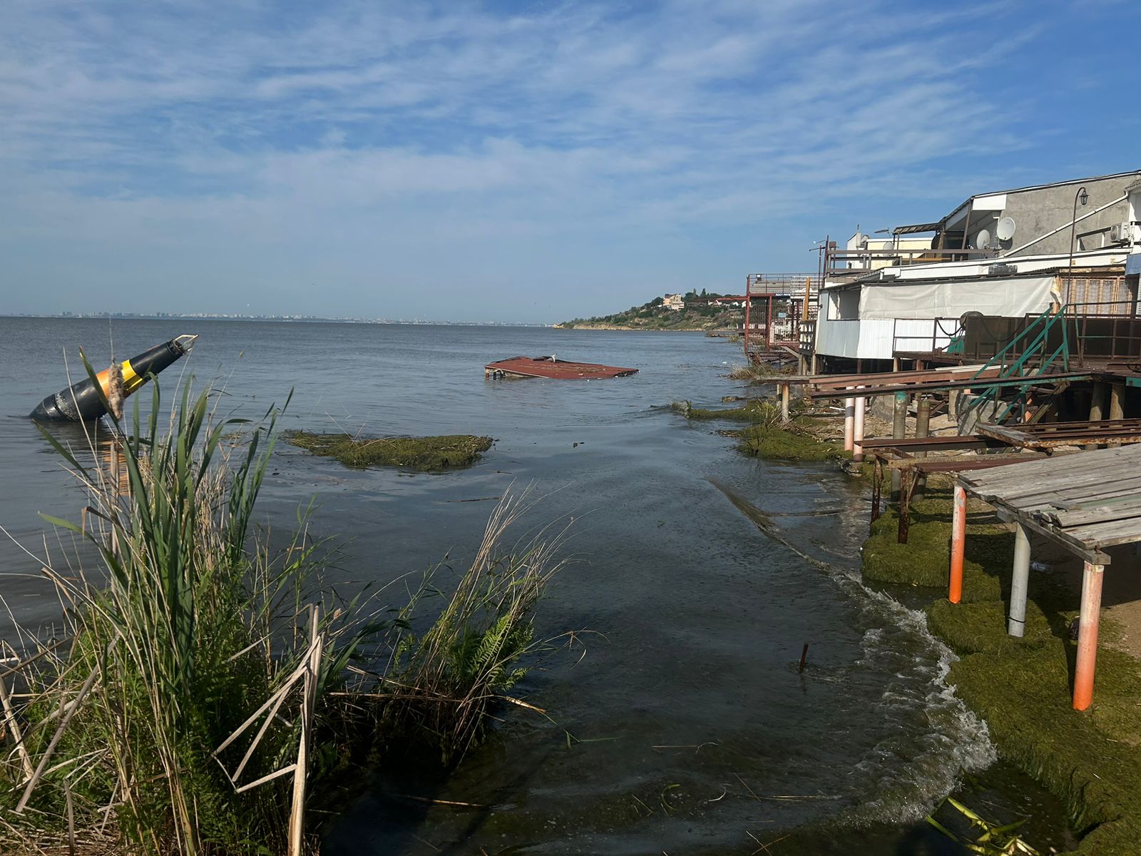 FOTO Barajul distrus de la Nova Kahovka aduce consecințe negative în Odesa. Specialiștii au verificat apa de mare 