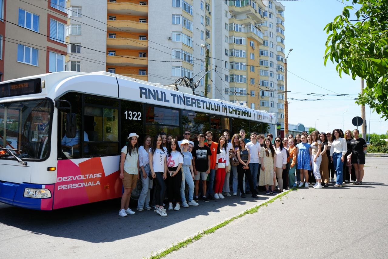 FOTO Începând de astăzi, în Chișinău, circulă un troleibuz dedicat Anului Tineretului