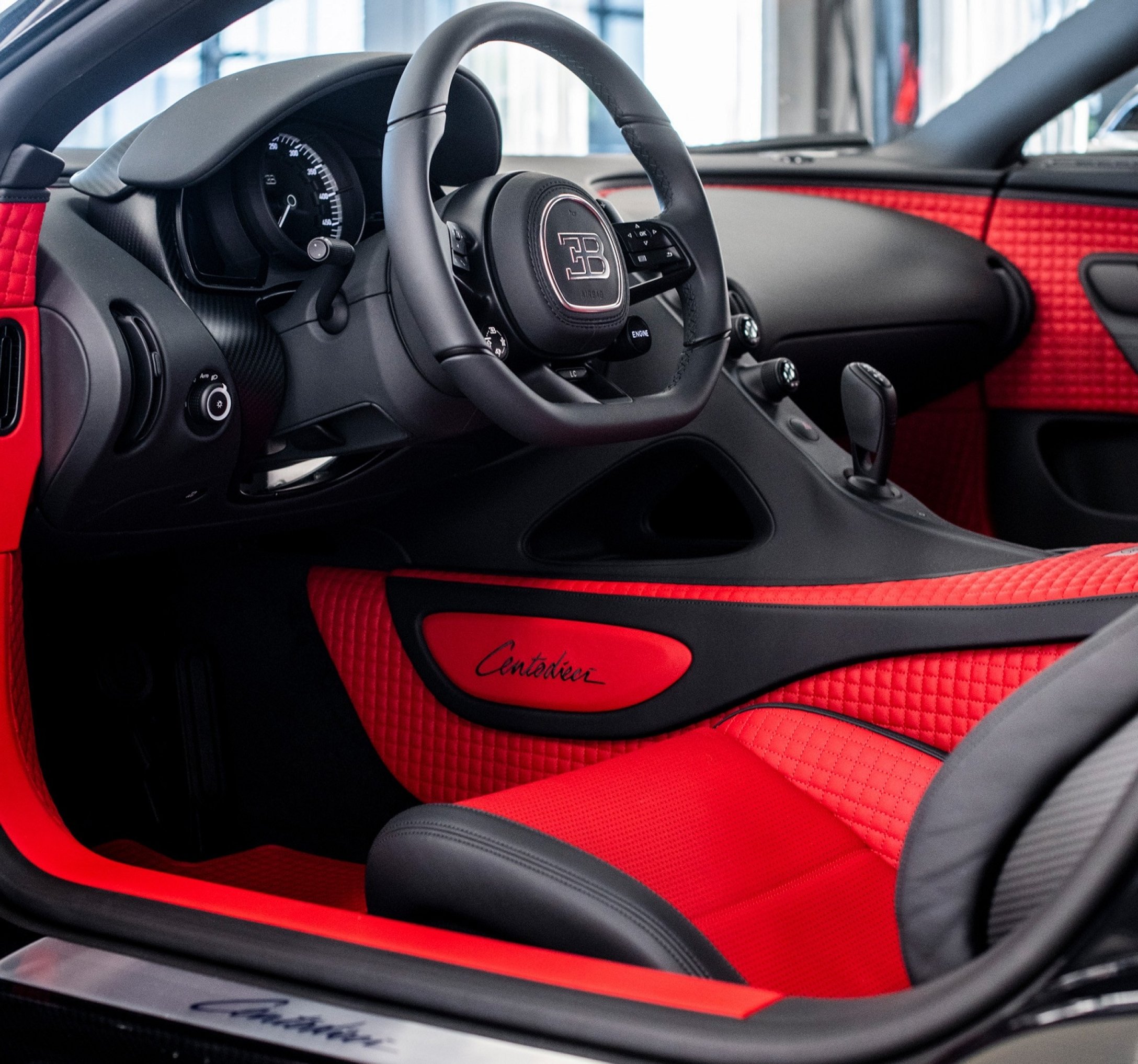 (ФОТО) Украинский миллиардер купил эксклюзивный Bugatti Centodieci за $10 млн. Таких в мире всего десять