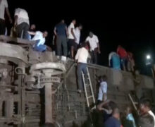 (ВИДЕО) В Индии пассажирский поезд сошел с рельсов. Сообщается о десятках погибших и сотнях раненых