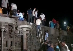 VIDEO În India un tren a deraiat de pe șine: sute de persoane au fost rănite, iar alte câteva zeci au decedat