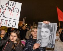 Proteste de amploare în Polonia. Oamenii cer relaxarea legii cu privire la avort, după ce o gravidă a murit în spital