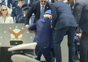VIDEO Joe Biden s-a împiedicat și a căzut din nou, la o ceremonie militară din SUA 