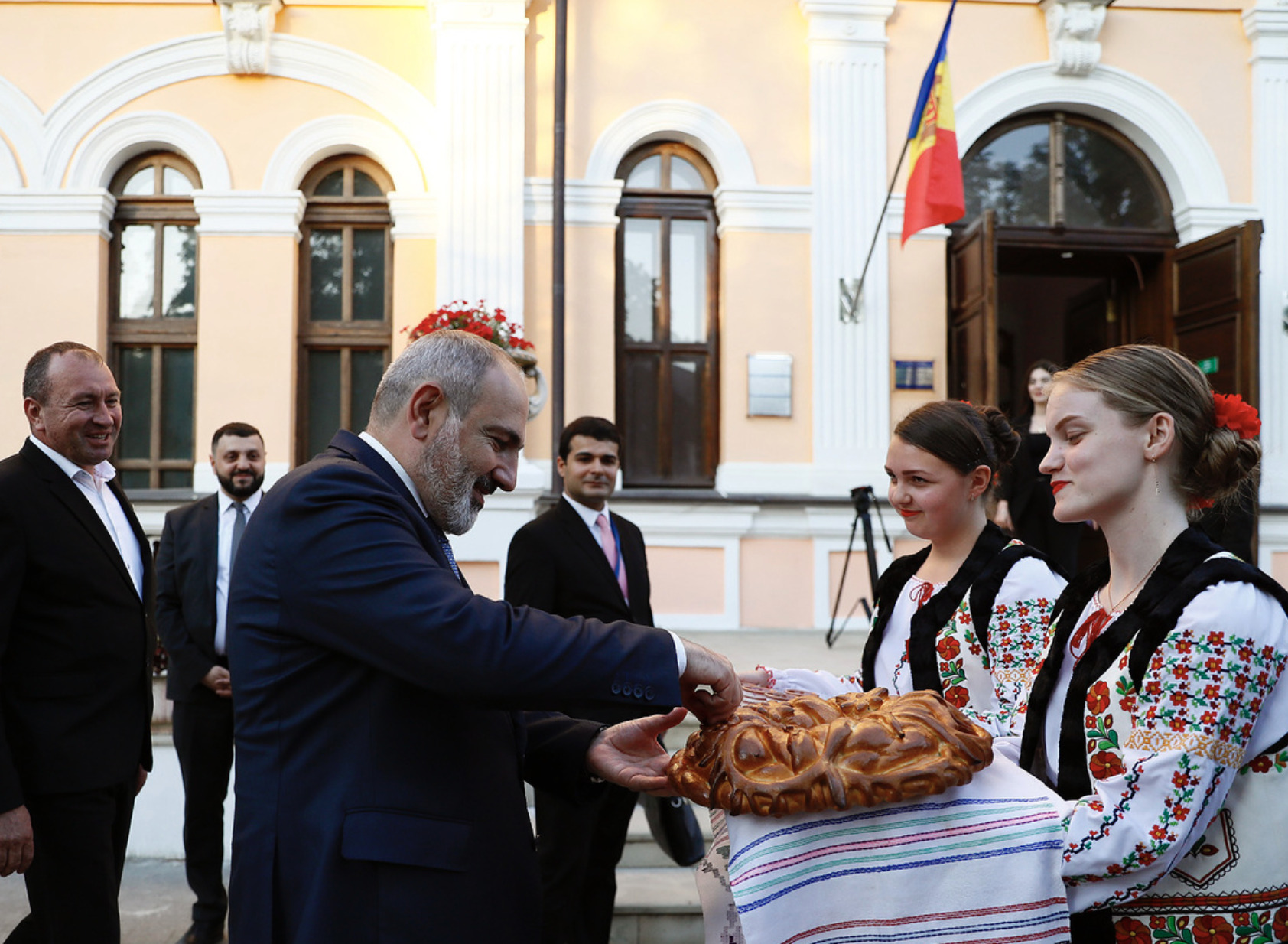 FOTO Premierul Armeniei a vizitat conacul Manuc Bey de la Hâncești și s-a întâlnit cu comunitatea armeană