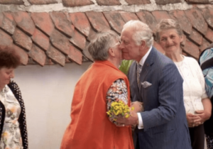 VIDEO Regele Charles își continuă vizita în România. A ajuns la reședința sa din Valea Zălanului, unde a participat la un picnic cu localnicii