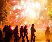 (ФОТО) Во Франции продолжаются ночные протесты. Полиция задержала более 400 человек