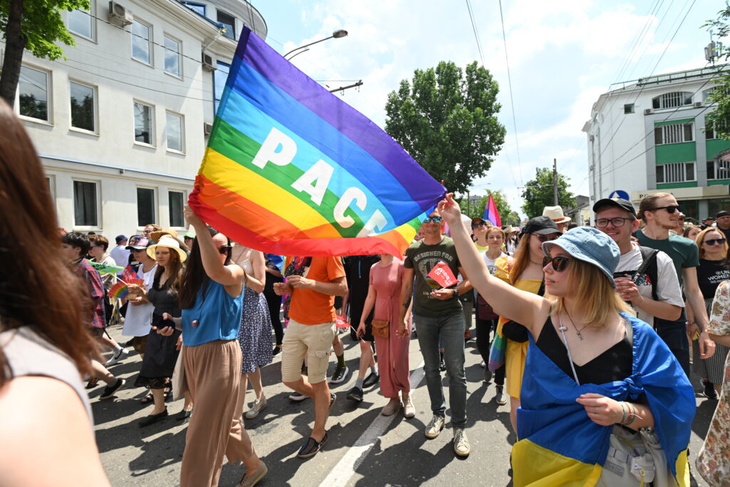 В Кишиневе прошел крупнейший ЛГБТ-марш. И контракции. Как это было? Фоторепортаж NM