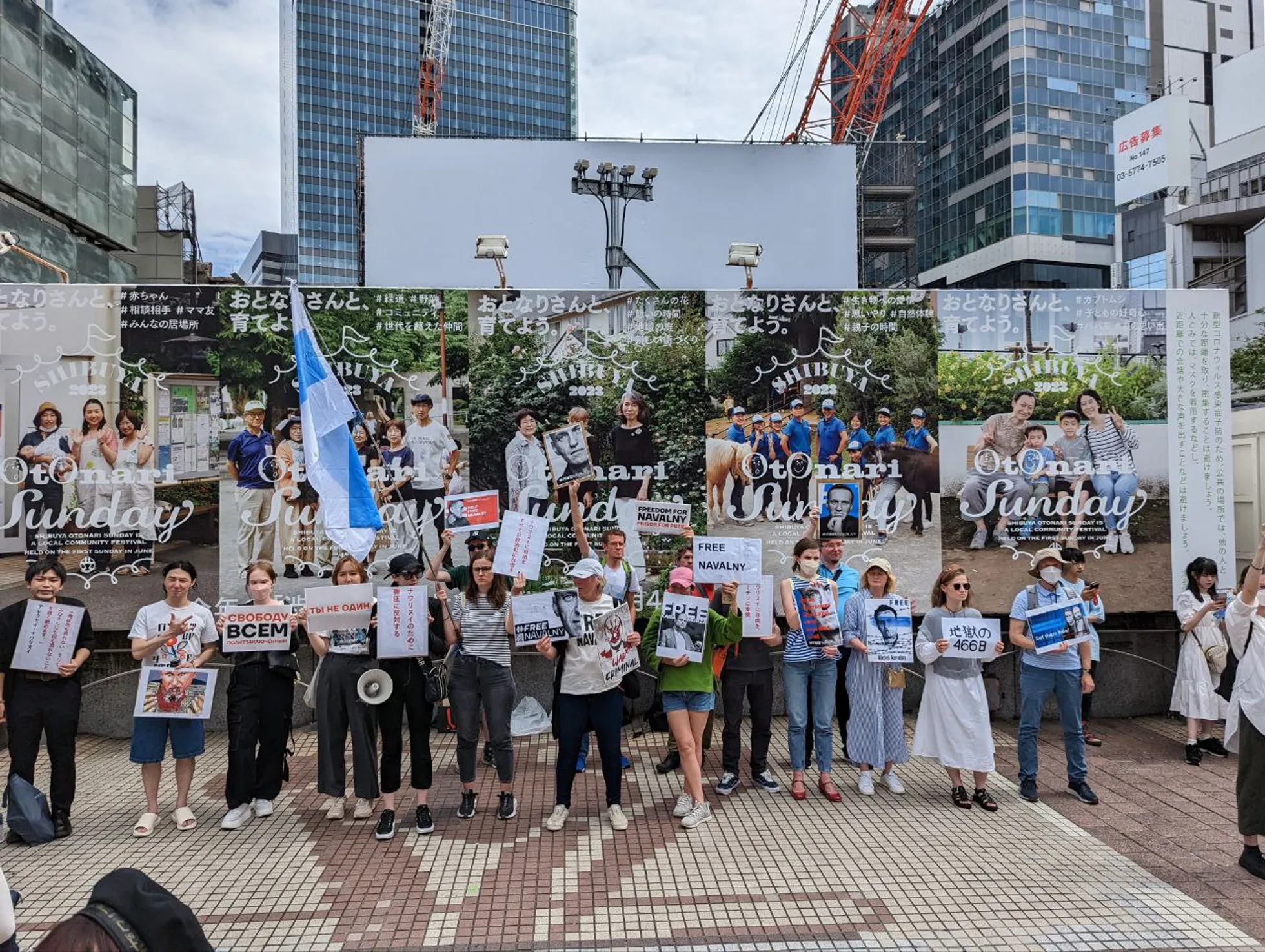 FOTO/VIDEO Susținătorii lui Navalnîi au ieșit în stradă de ziua lui. Rețineri la Moscova, inclusiv pentru un balon cu „La mulți ani”