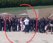 (ВИДЕО) Неловкий момент на евросаммите. Премьер-министр Албании обнял и поцеловал свою коллегу из Италии