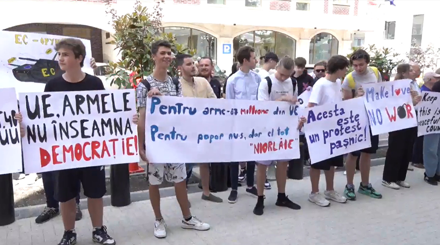 «Молдова без оружия». В Кишиневе прошел протест перед офисом Делегации ЕС
