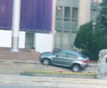 В Кишиневе водитель «припарковал» свой автомобиль на ступенях перед зданием правительства