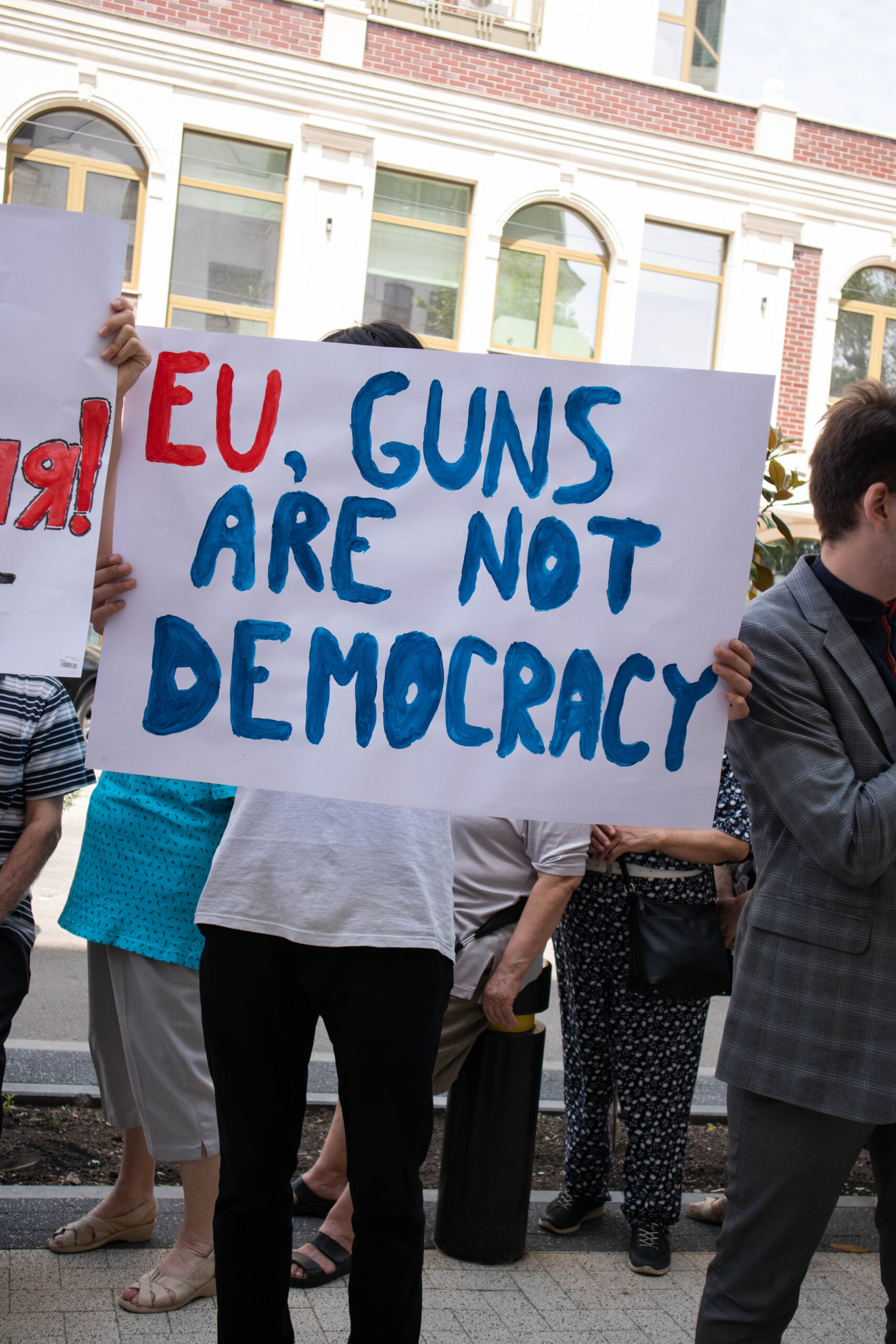 FOTO „Pentru popor nu-s, dar el tot „niorlăie”.  Partidul la care au migrat 4 deputați socialiști au protestat la sediul UE
