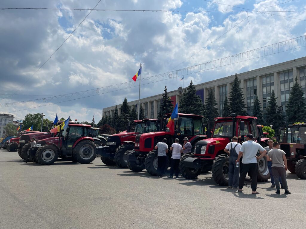 На тракторах к зданию правительства. Почему фермеры устроили протест в Кишиневе. Разбор NM