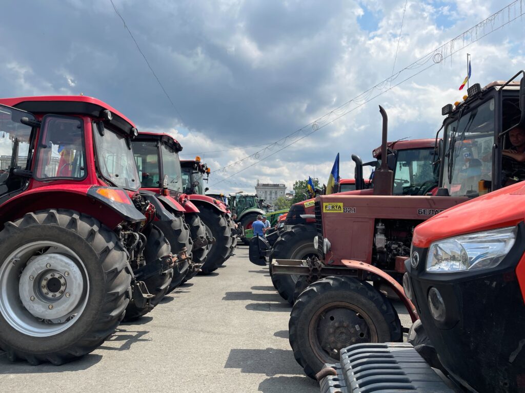 На тракторах к зданию правительства. Почему фермеры устроили протест в Кишиневе. Разбор NM