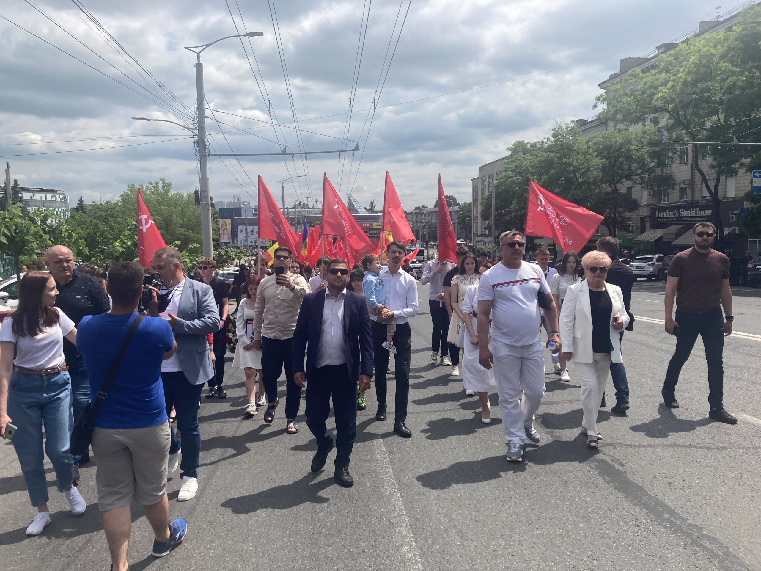 „Da memoriei victoriei”. Partidul „Renaștere”, la care au aderat patru deputați PSRM, a organizat un marș în Chișinău