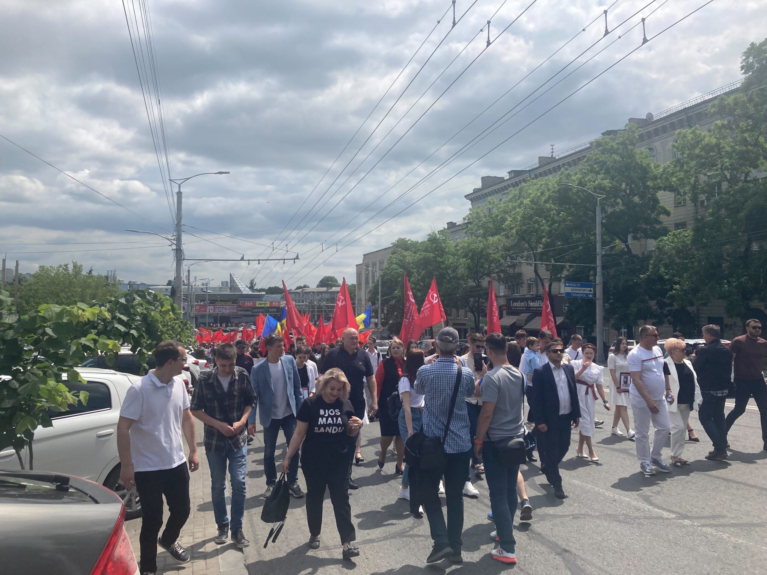 „Da memoriei victoriei”. Partidul „Renaștere”, la care au aderat patru deputați PSRM, a organizat un marș în Chișinău