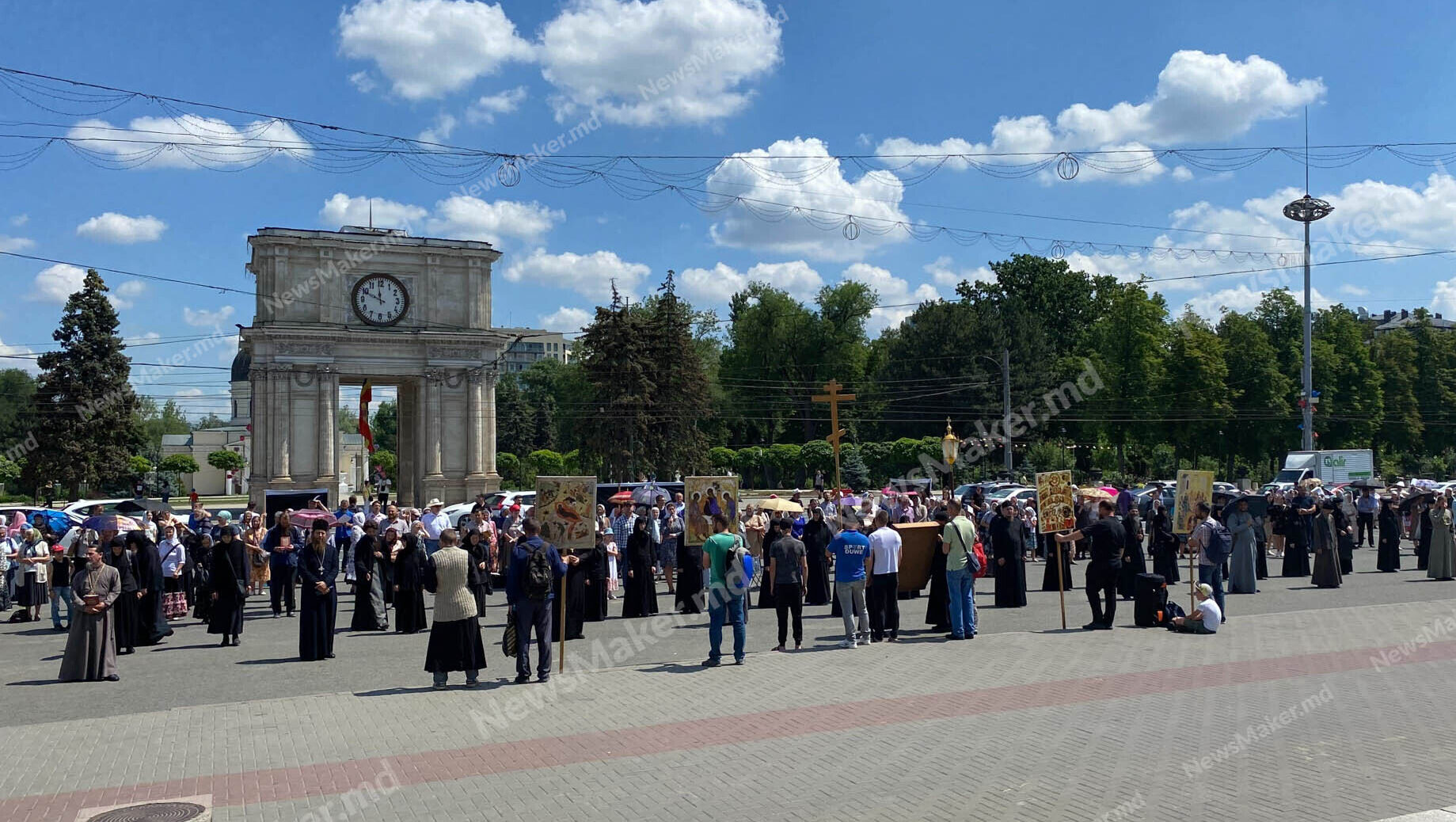 (ФОТО, ВИДЕО) Верующие вышли на протест в центре Кишинева