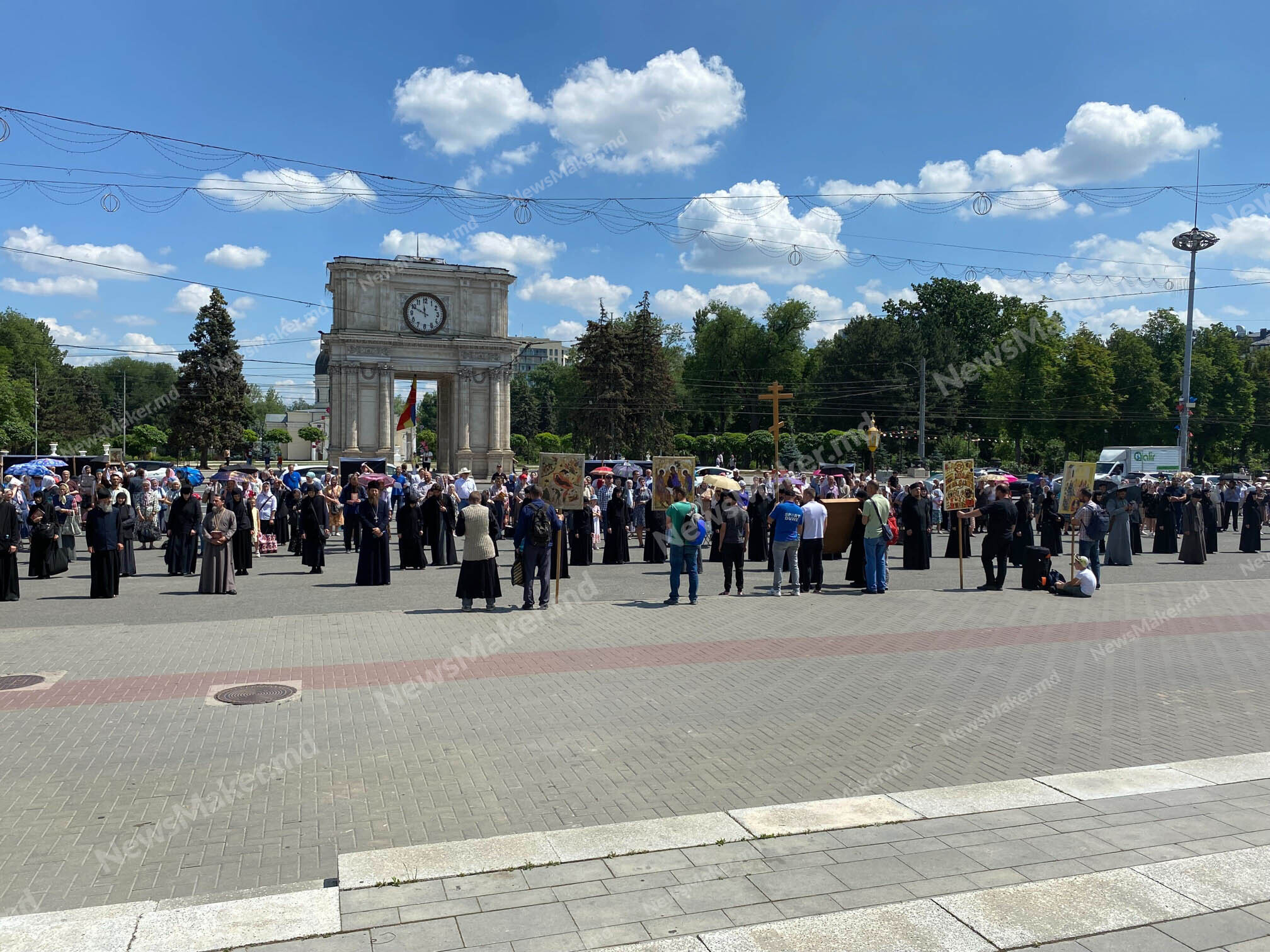 (ФОТО, ВИДЕО) Верующие вышли на протест в центре Кишинева