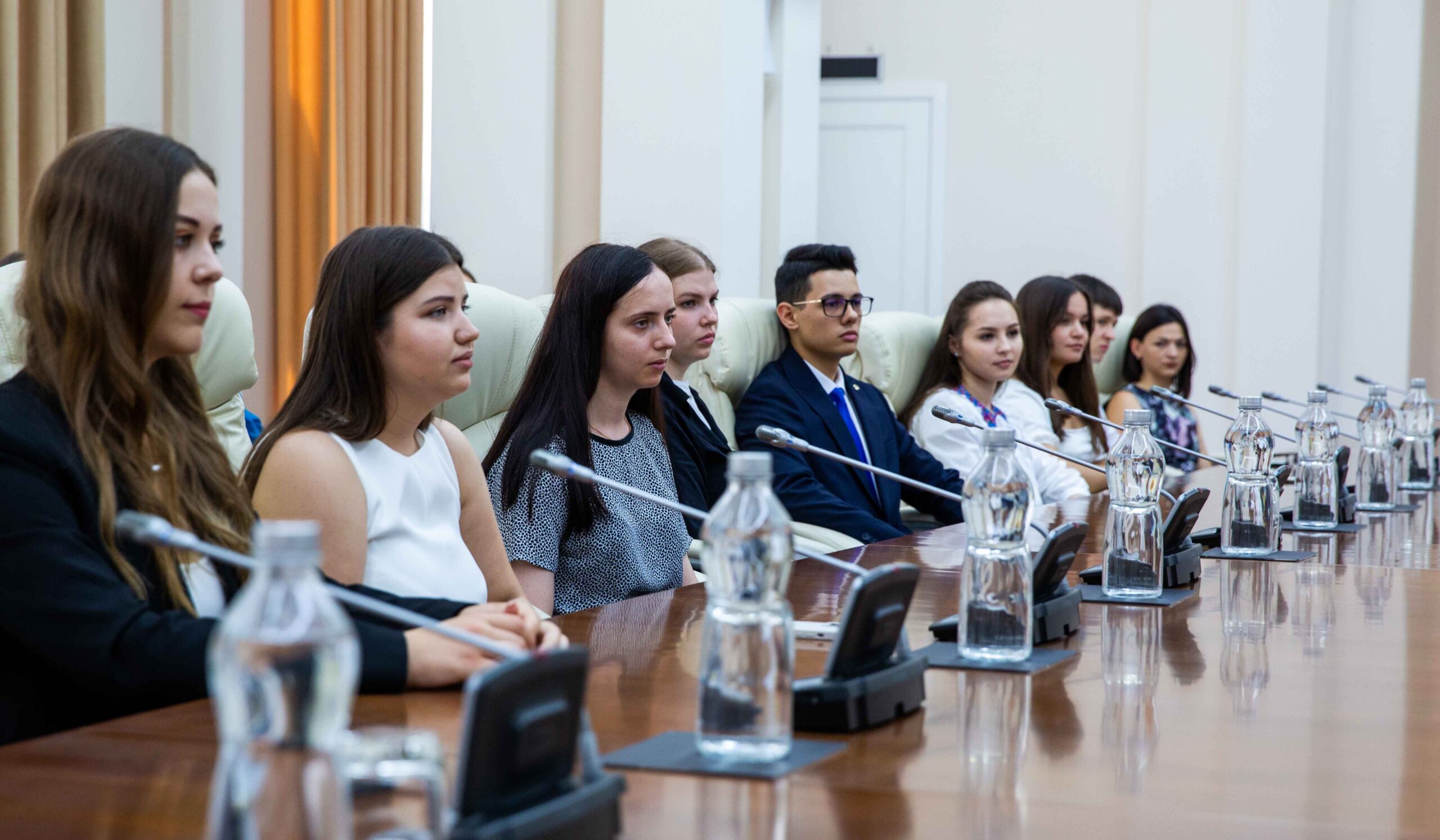 Zeci de tineri vor face practică la Guvern, ghidați de consilieri europeni. Recean: „Fiți ambițioși!”