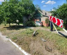(ВИДЕО) В Бендерах водитель Opel уснула за рулем и врезалась в ворота дома. Пострадал 3-летний ребенок