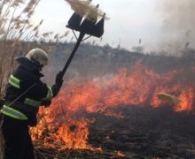 Pericol sporit de incendiu în nordul Moldovei. Avertizarea meteorologilor și a pompierilor