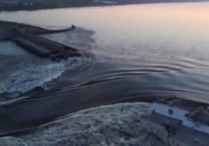 (ВИДЕО, ФОТО) В Украине на Каховской ГЭС произошел взрыв. На правом берегу Днепра объявили эвакуацию