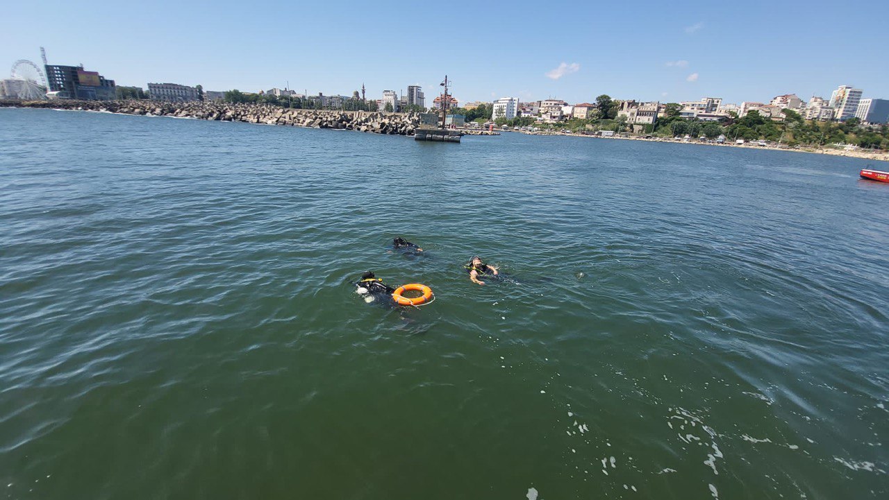 (ФОТО) Молдавские водолазы тренировались с коллегами из Румынии в Черном море
