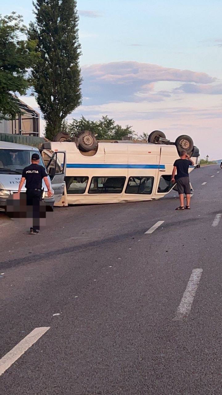 (ФОТО) В Страшенском районе микроавтобус столкнулся с авто. Один человек погиб