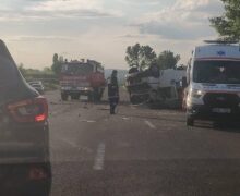 FOTO Grav accident rutier în apropiere de Strășeni: o persoană a decedat, iar alte 9 au fost transportate la spital