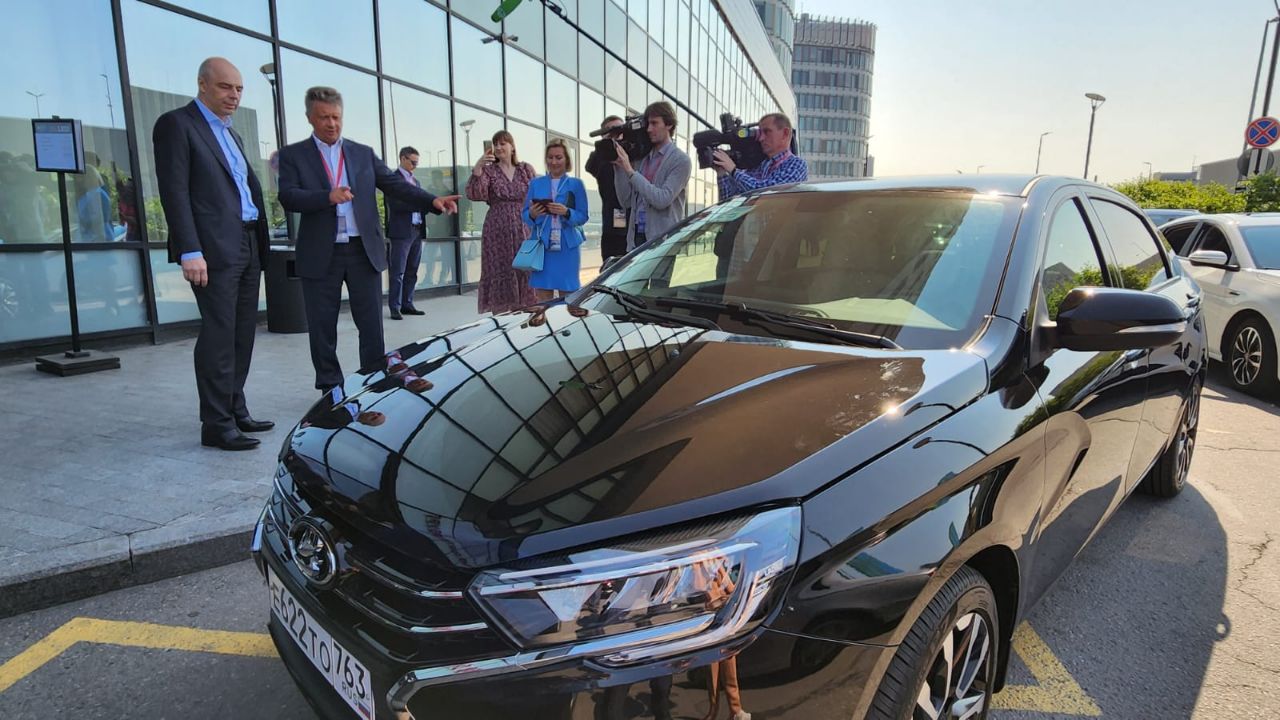 В России новый автомобиль АВТОВАЗа не завелся на глазах у министра финансов и главы Сбербанка
