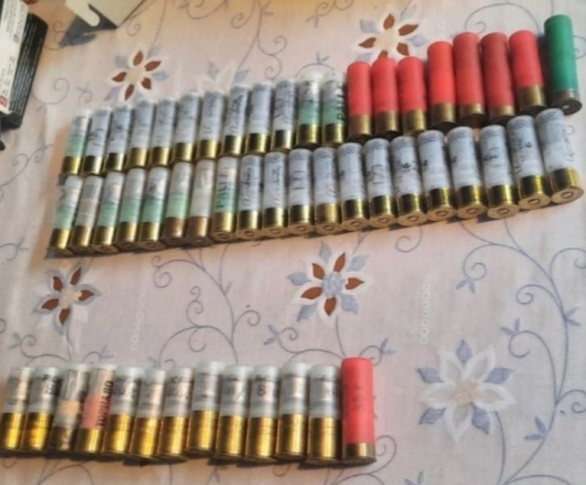 Arme și cartușe deținute ilegal, depistate la 2 locuitori din raionul Soroca. Printre figuranții perchezițiilor este și un adolescent de 15 ani