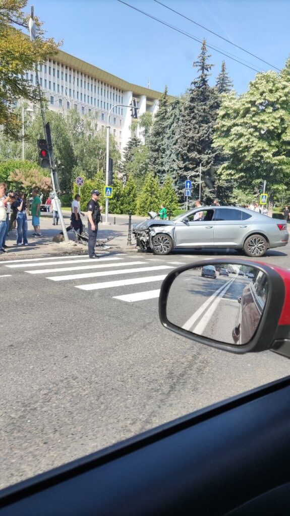 (ФОТО) На проспекте Штефана чел Маре столкнулись два автомобиля