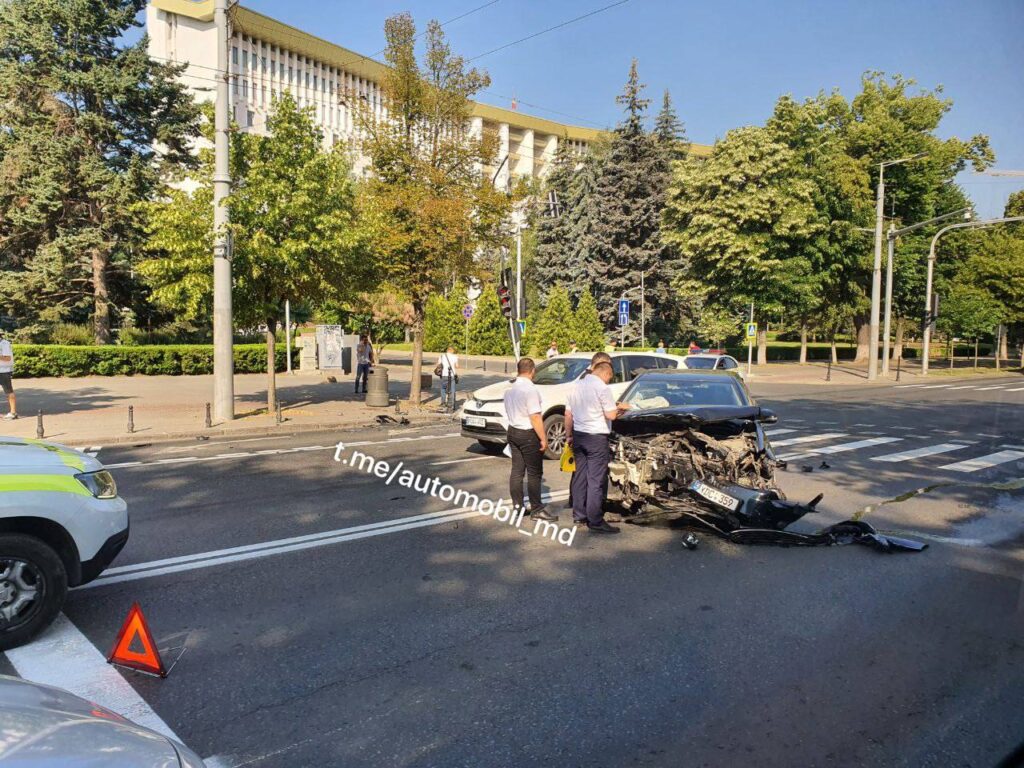 (ФОТО) На проспекте Штефана чел Маре столкнулись два автомобиля