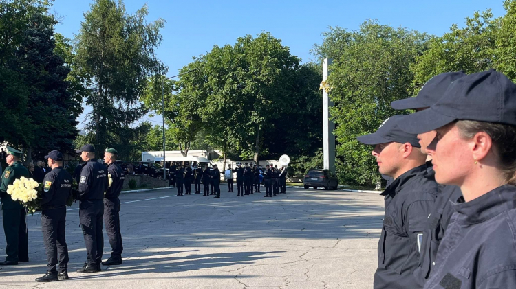 Polițistul de frontieră Serghei Muntean, ucis în atacul de la Aeroport, petrecut pe ultimul drum. Sandu, Revenco și Vasiloi – la ceremonia funerară