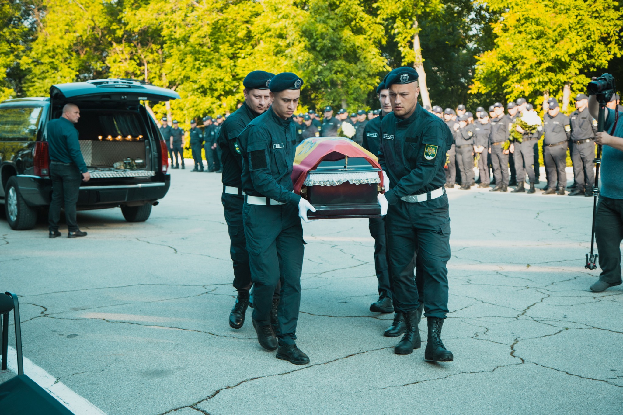 Polițistul Serghei Muntean, condus pe ultimul drum ca un erou. Imagini de la înmormântare