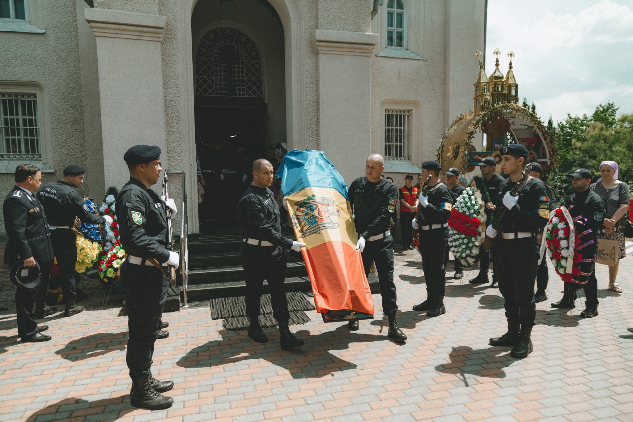 Polițistul Serghei Muntean, condus pe ultimul drum ca un erou. Imagini de la înmormântare